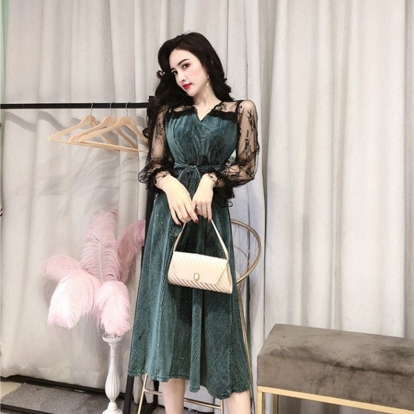 Rochie elegantă de damă, cu curea, decolteu spitz și mâneci din tul, în negru și verde