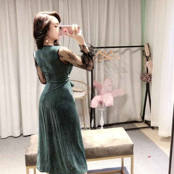 Rochie elegantă de damă, cu curea, decolteu spitz și mâneci din tul, în negru și verde