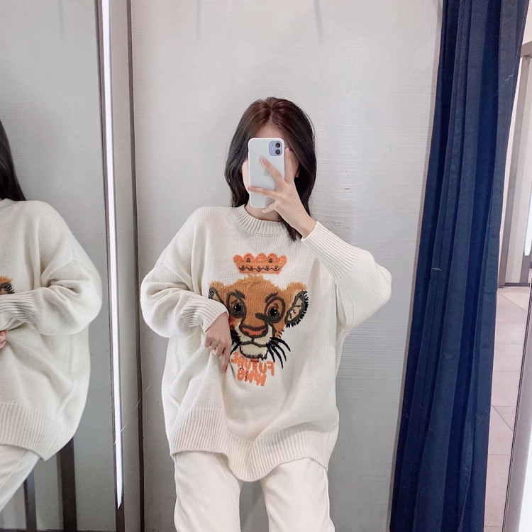 Pulover de iarna lat de dama de culoare bej cu broderie