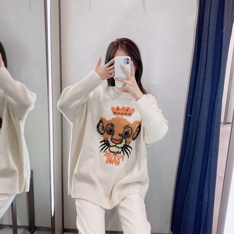 Pulover de iarna lat de dama de culoare bej cu broderie