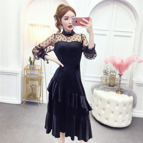 Model decupat de rochie de dama din catifea cu maneci din tul de culoare neagra