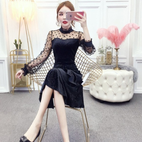 Model decupat de rochie de dama din catifea cu maneci din tul de culoare neagra