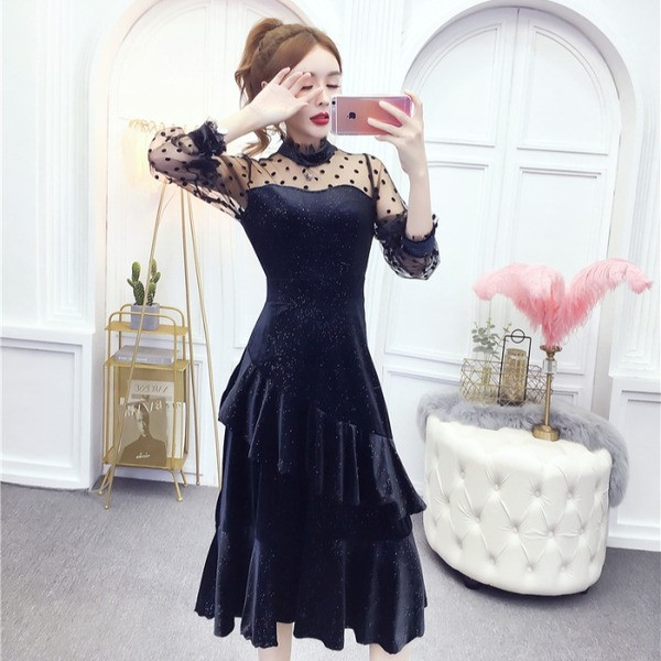 Model decupat de rochie de dama din catifea cu maneci din tul de culoare neagra