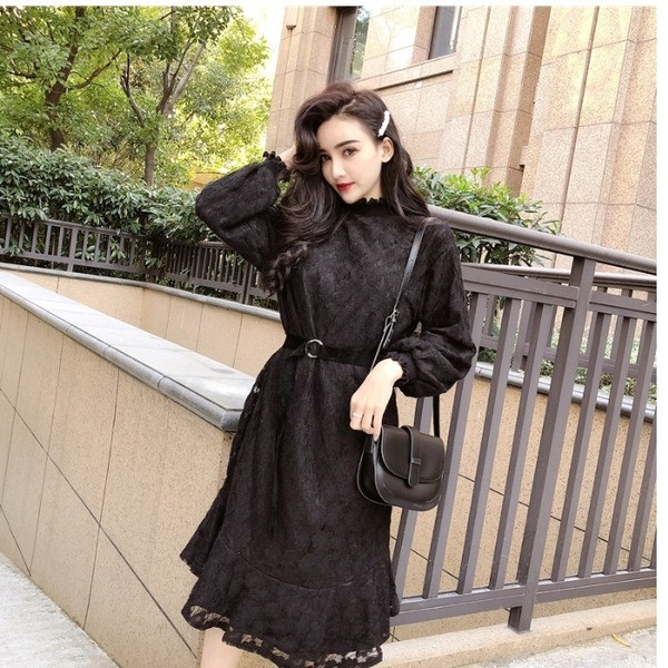 Rochie de dama din dantela cu guler jos si curea alb-negru