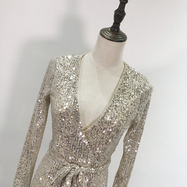 Rochie moderna de dama cu decolteu in V adanc si curea argintie cu paiete