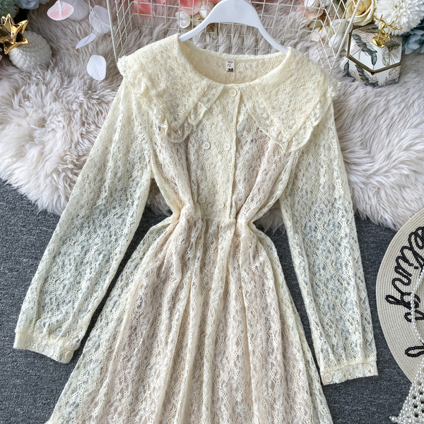 Rochie de dama moderna din dantela cu model decupat nasturi in alb si bej