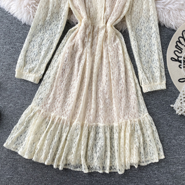 Rochie de dama moderna din dantela cu model decupat nasturi in alb si bej