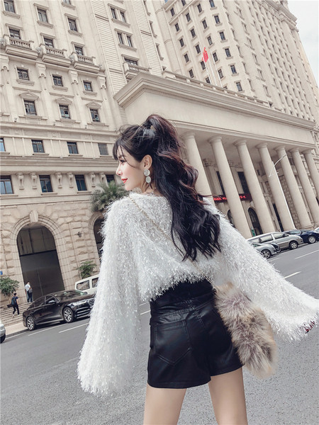 Pantaloni scurți din piele artificială la modă în negru, cu fermoar