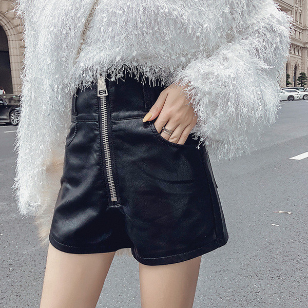 Pantaloni scurți din piele artificială la modă în negru, cu fermoar