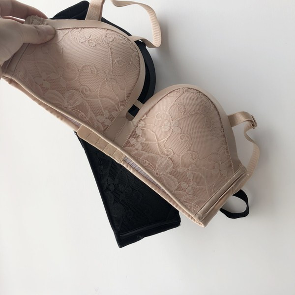 Δαντελοτό  σουτιέν σε μπεζ και μαύρο χρώμα