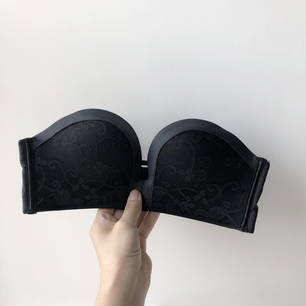 Δαντελοτό  σουτιέν σε μπεζ και μαύρο χρώμα