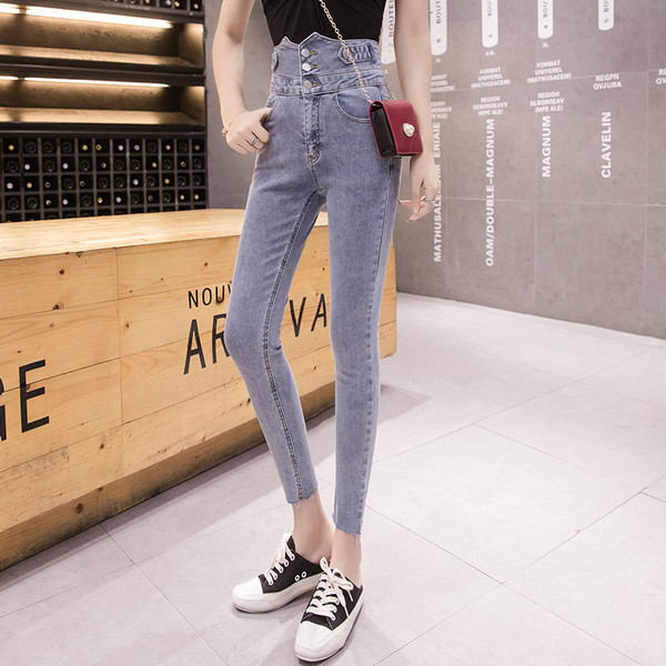 Blugi lungi de culoare albastră, cu talie înaltă și nasturi