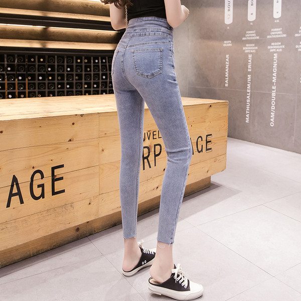 Blugi lungi de culoare albastră, cu talie înaltă și nasturi