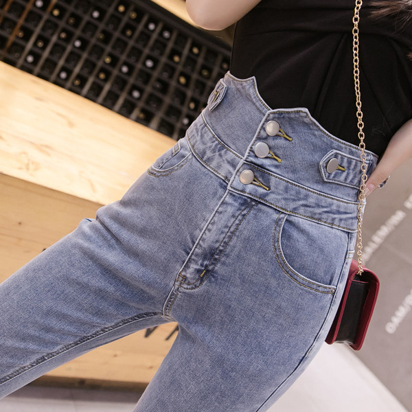 Blugi lungi de culoare albastră, cu talie înaltă și nasturi