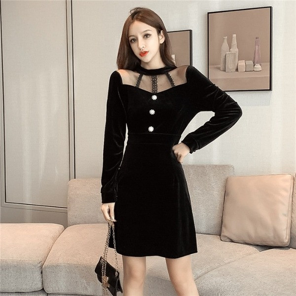 Rochie moderna de dama cu decolteu rotund, nasturi si tul in negru