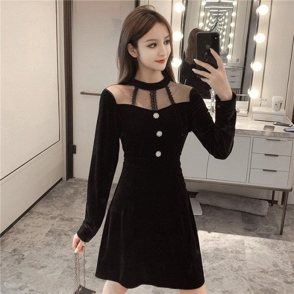 Rochie moderna de dama cu decolteu rotund, nasturi si tul in negru