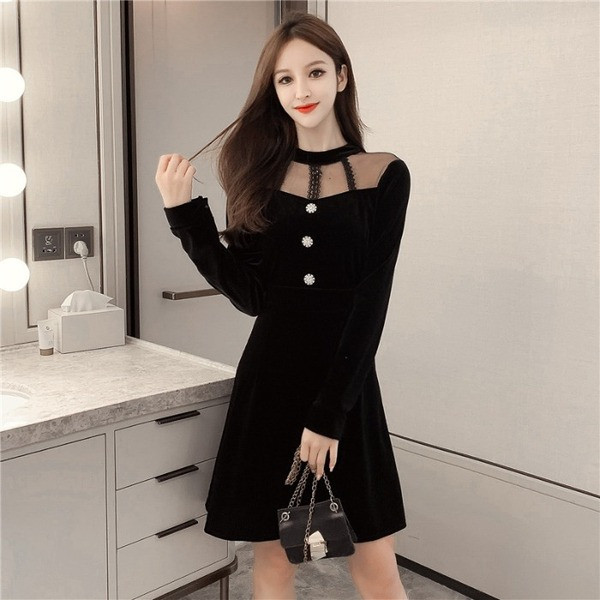 Rochie moderna de dama cu decolteu rotund, nasturi si tul in negru