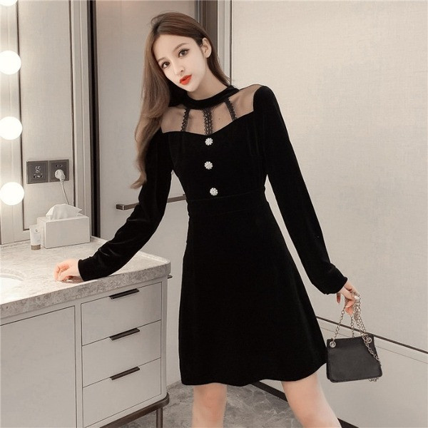 Rochie moderna de dama cu decolteu rotund, nasturi si tul in negru