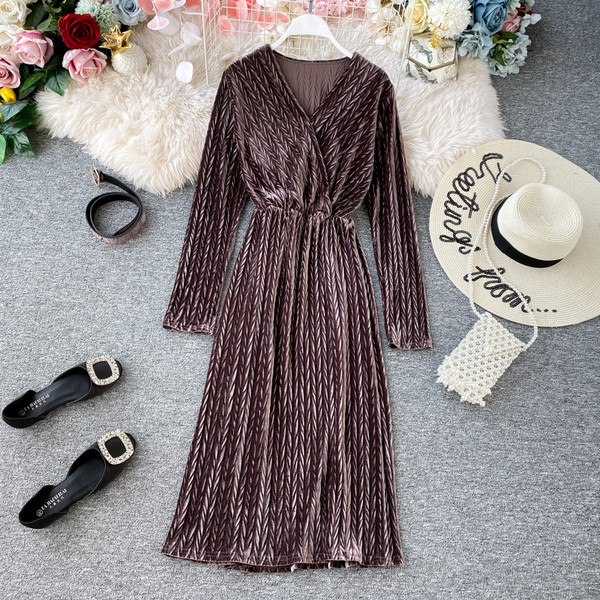 Rochie de dama eleganta din catifea cu decolteu spitz si maneci lungi in mai multe culori