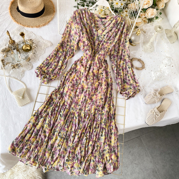 Rochie lunga de dama in stil retro si model floral cu decolteu spitz