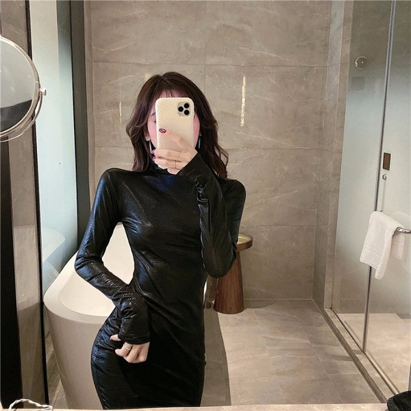 Rochie modernă cu guler polo în negru cu efect strălucitor