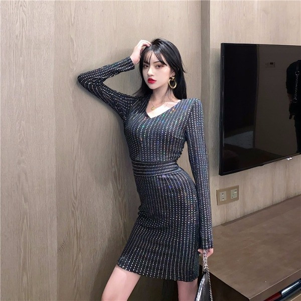 Rochie modernă cu decolteu în V de culoare neagră și decor - pietre