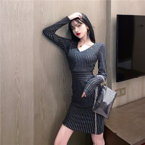 Rochie modernă cu decolteu în V de culoare neagră și decor - pietre