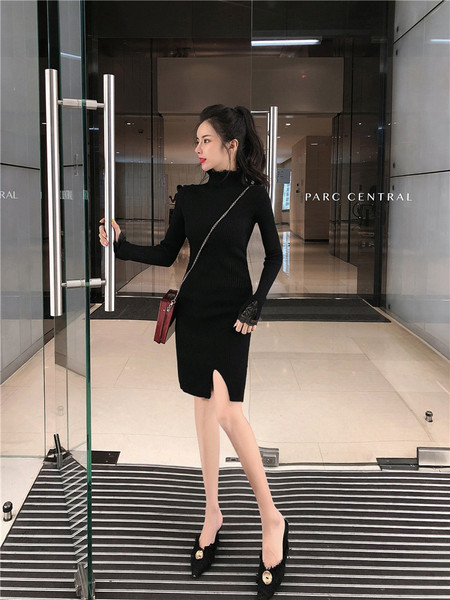 Rochie scurta tricotata cu dantela si guler polo in bej si negru