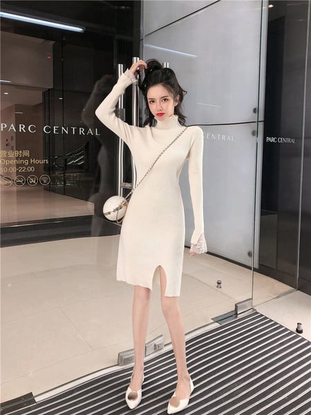 Rochie scurta tricotata cu dantela si guler polo in bej si negru