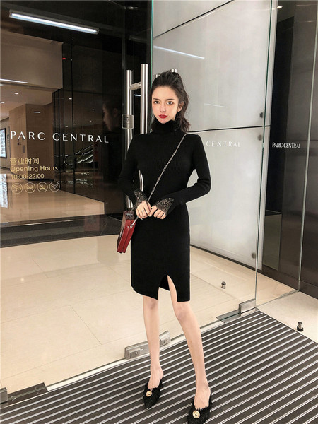 Rochie scurta tricotata cu dantela si guler polo in bej si negru