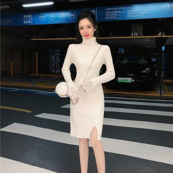 Rochie scurta tricotata cu dantela si guler polo in bej si negru