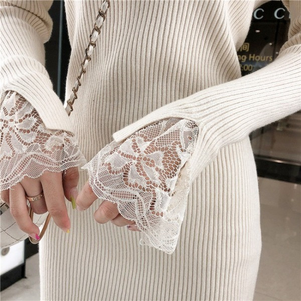 Rochie scurta tricotata cu dantela si guler polo in bej si negru