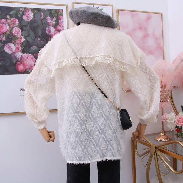 Bluză de damă din dantelă cu decolteu rotund și mâneci lungi în alb, negru și bej