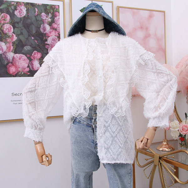 Bluză de damă din dantelă cu decolteu rotund și mâneci lungi în alb, negru și bej