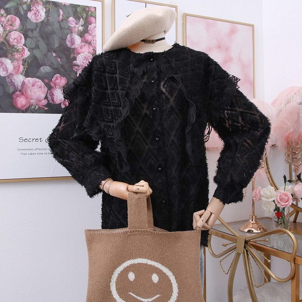 Bluză de damă din dantelă cu decolteu rotund și mâneci lungi în alb, negru și bej