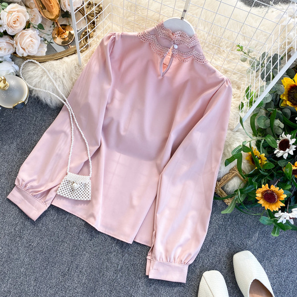 Cămașă de damă cu dantelă și guler înalt în roz, roșu, negru, alb și bej