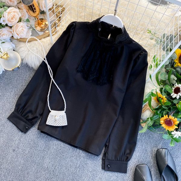 Cămașă de damă cu dantelă și guler înalt în roz, roșu, negru, alb și bej