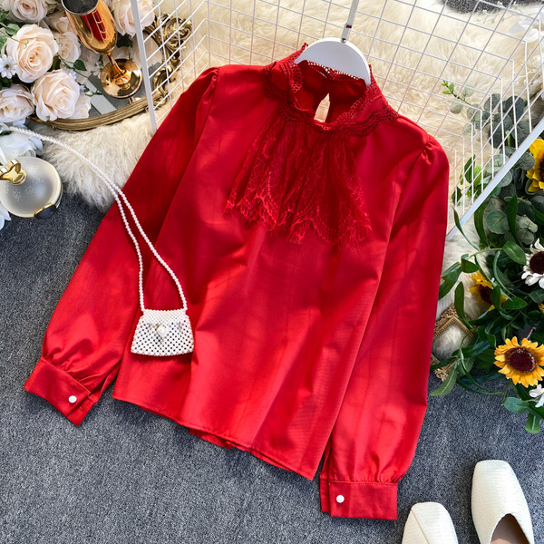 Cămașă de damă cu dantelă și guler înalt în roz, roșu, negru, alb și bej