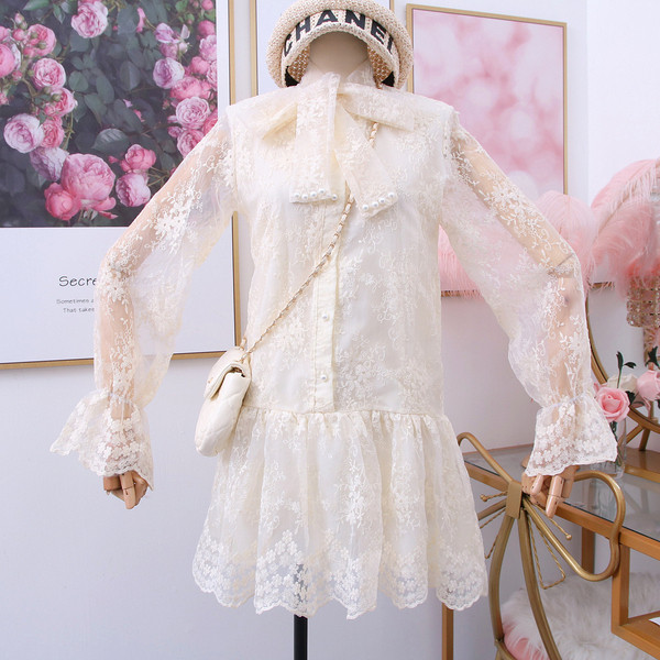 Rochie de dama din dantela cu cravate si maneci lotus in bej