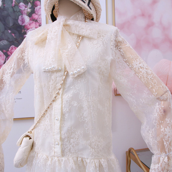 Rochie de dama din dantela cu cravate si maneci lotus in bej