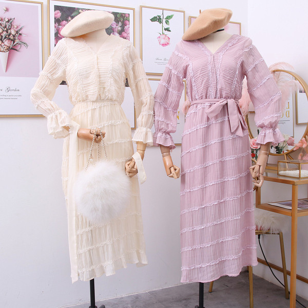 Rochie modernă de damă cu decolteu spitz, curea și mâneci lotus în bej, violet și negru