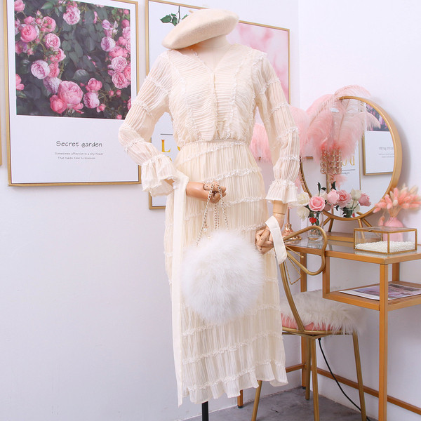 Rochie modernă de damă cu decolteu spitz, curea și mâneci lotus în bej, violet și negru