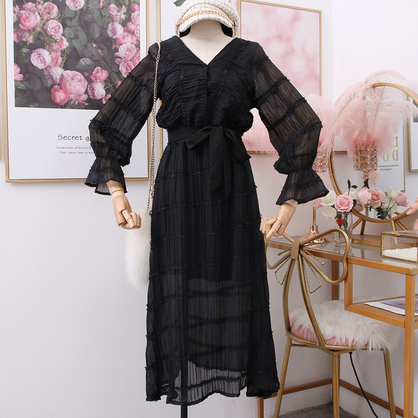 Rochie modernă de damă cu decolteu spitz, curea și mâneci lotus în bej, violet și negru