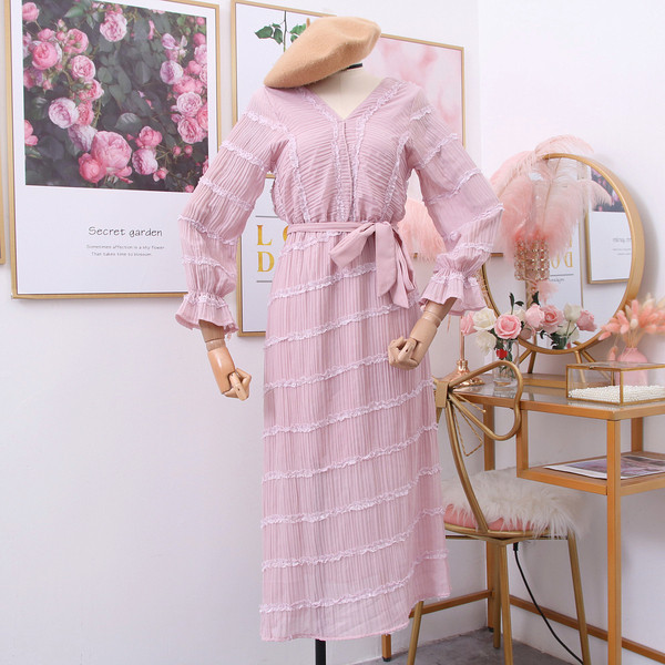 Rochie modernă de damă cu decolteu spitz, curea și mâneci lotus în bej, violet și negru