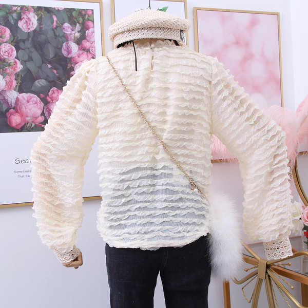 Bluza de dama cu decolteu rotund, tul si dantela in negru, bej si alb