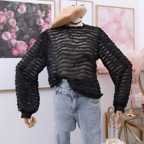 Bluza de dama cu decolteu rotund, tul si dantela in negru, bej si alb