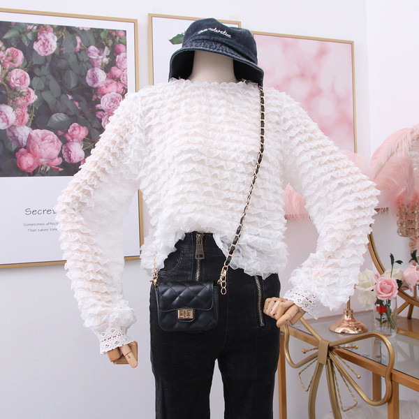 Bluza de dama cu decolteu rotund, tul si dantela in negru, bej si alb