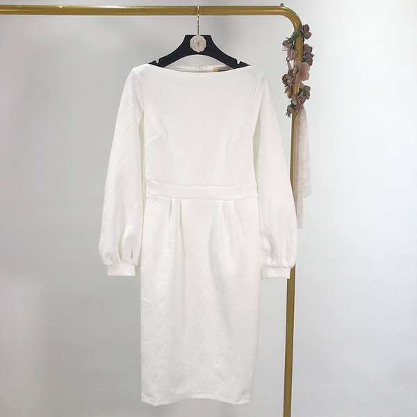 Rochie modernă, cu decolteu barca și mâneci lungi, în alb