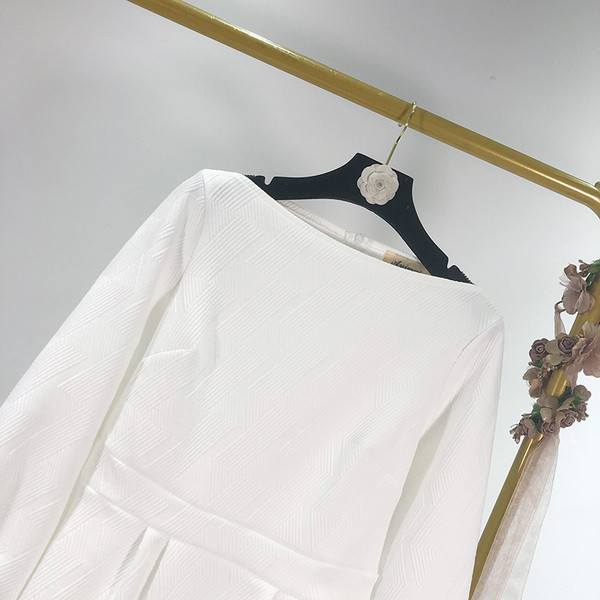 Rochie modernă, cu decolteu barca și mâneci lungi, în alb