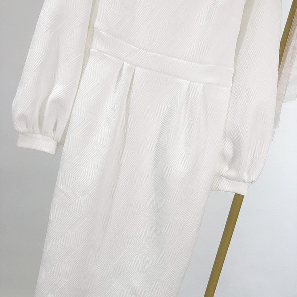 Rochie modernă, cu decolteu barca și mâneci lungi, în alb